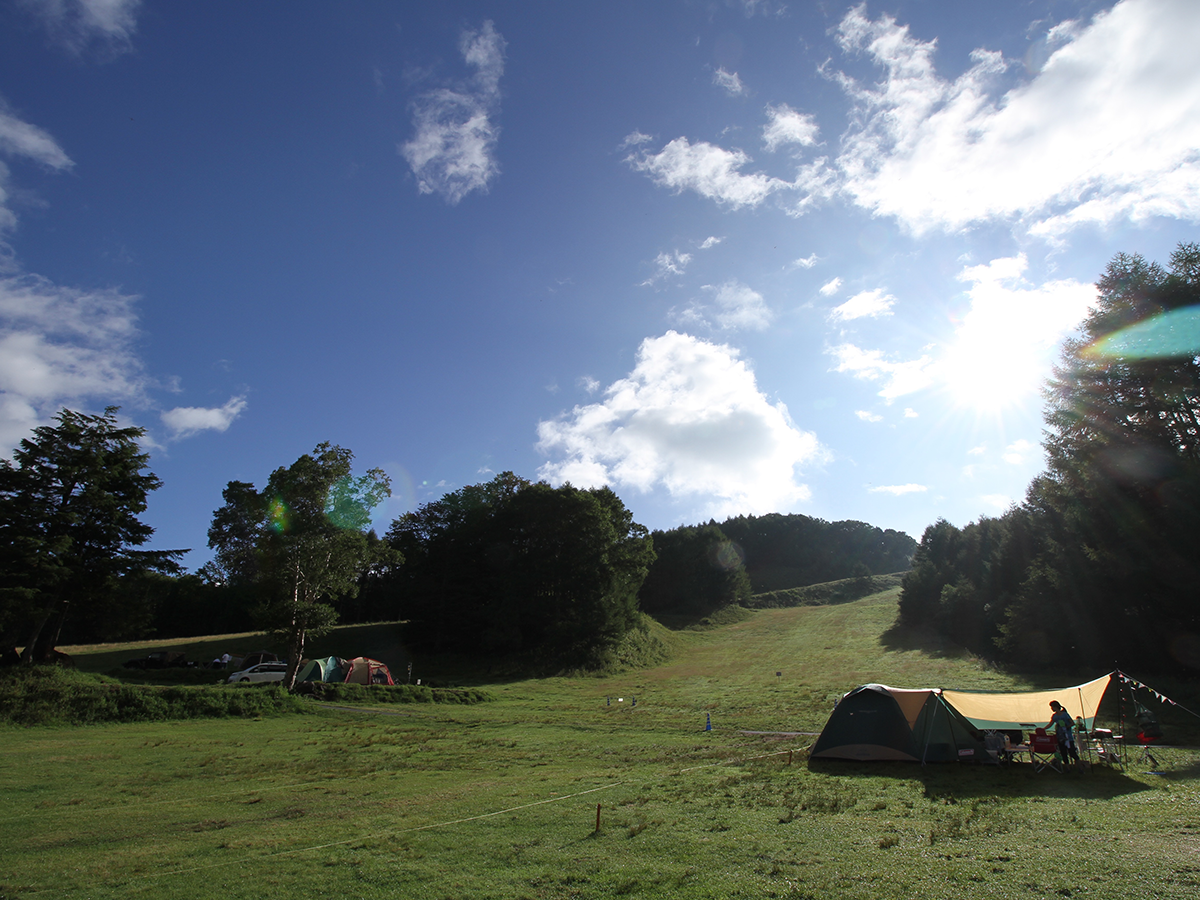 高原とテントの写真